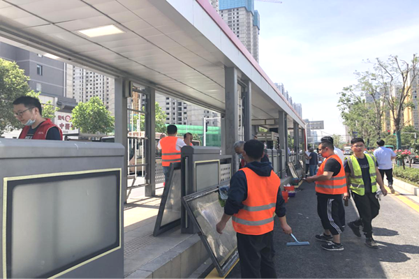 中共郑州赫喆文化传播有限公司团支部组织学习“三项工程一项管理”实施意见召开“BRT站台环境设施改造”主题活动