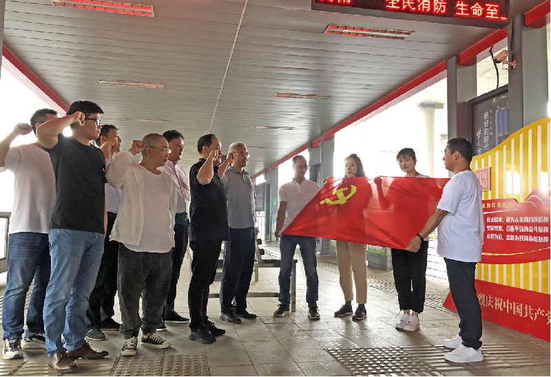 赫喆团支部组织召开“老党员重温入党誓词”主题活动