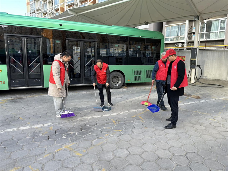 赫喆团支部到美景社区召开“双报到”暨公交场站清洁行动